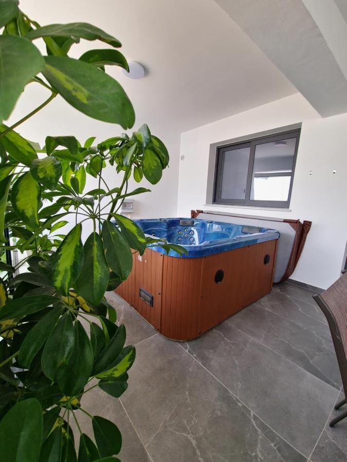 לרנקה Carisa Deluxe Apartment With Jacuzzi מראה חיצוני תמונה